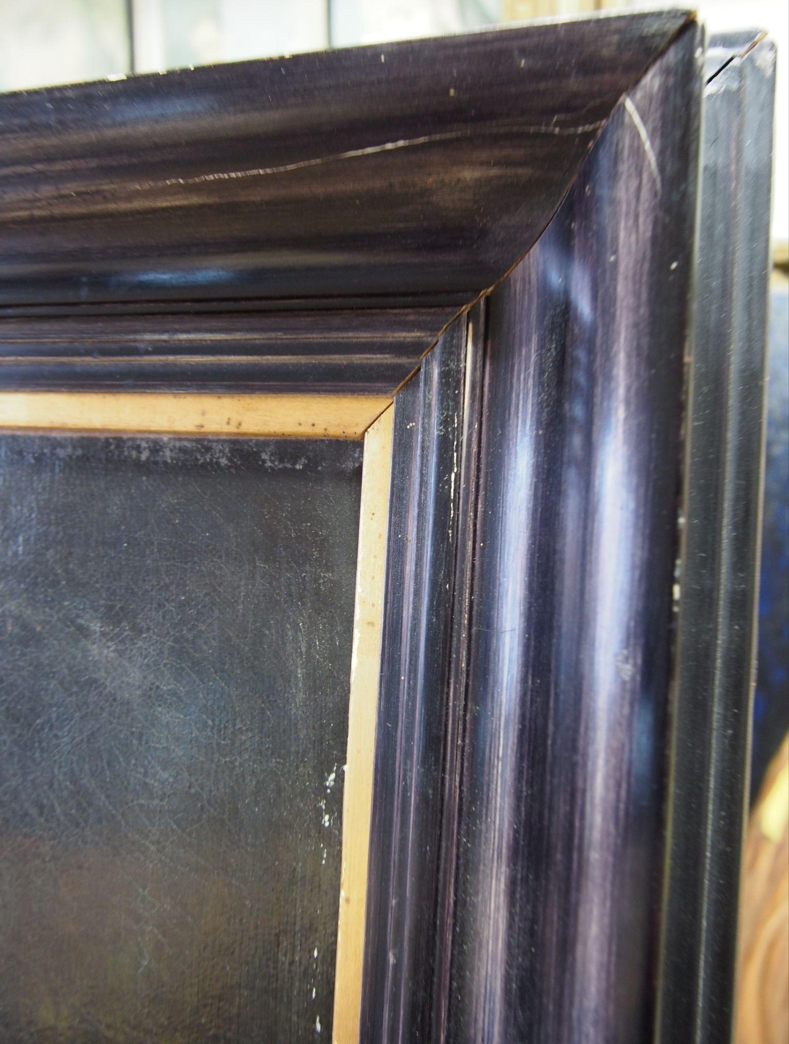 Detail r&aacute;mu &mdash; ebenov&yacute; povrch a zlaten&yacute; kovov&yacute; p&aacute;s